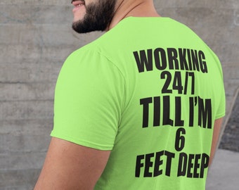 Puede incluir: Una camiseta verde lima con texto negro que dice "Working 24/7 Till I'm 6 Feet Deep".