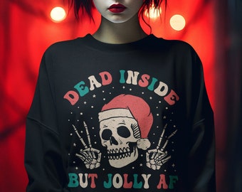 Könnte beinhalten: Schwarzer Pullover mit einem Totenkopf, der einen Weihnachtsmann-Hut trägt, und dem Text "Dead Inside But Jolly AF" in bunten Buchstaben.