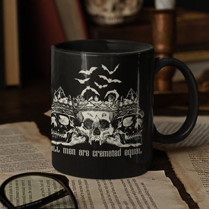 Todos los hombres son cremados igual taza negra 15oz / taza de café de Halloween / temporada espeluznante / regalo de inauguración de la casa / decoración gótica / hogar gótico / macabro