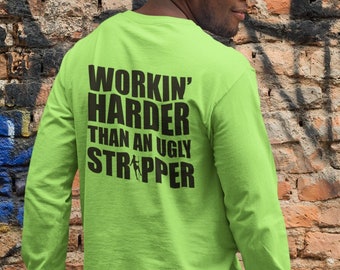Puede incluir: Una camiseta de manga larga verde lima con el texto "Workin' Harder Than An Ugly Stripper" impreso en negro en la espalda.