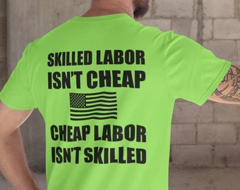 Puede incluir: Una camiseta verde con el texto "Skilled Labor Isn't Cheap" y "Cheap Labor Isn't Skilled" con un gráfico de bandera estadounidense entre el texto.