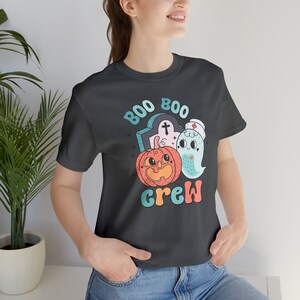 Camiseta de enfermera de Halloween, camisa de enfermera espeluznante, equipo Boo Boo, divertido, camisa de Halloween, temporada espeluznante, regalo de murciélagos fantasma retro vintage, gótico pastel imagen 3