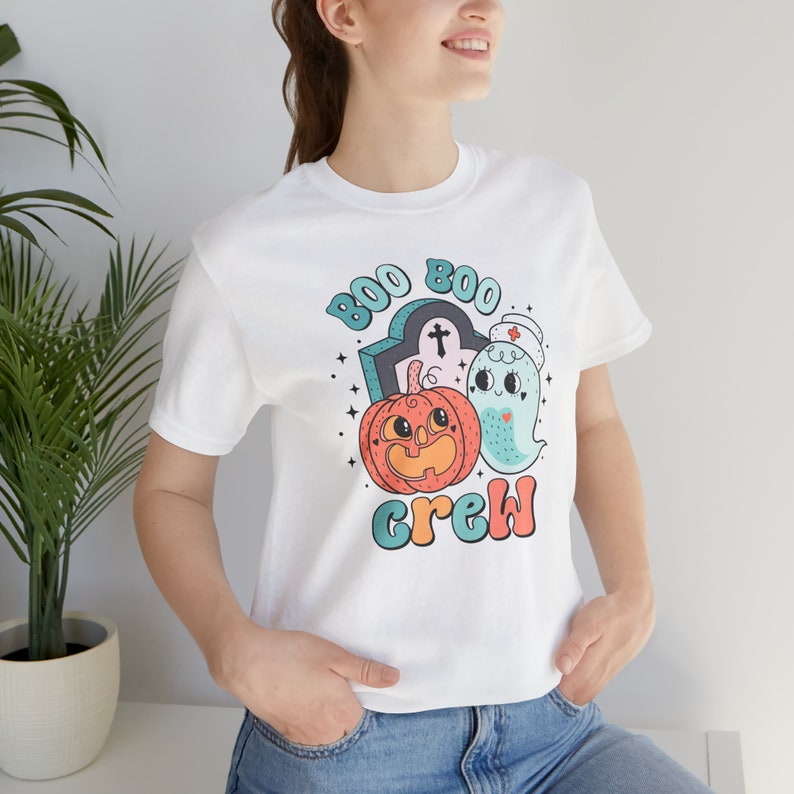 Camiseta de enfermera de Halloween, camisa de enfermera espeluznante, equipo Boo Boo, divertido, camisa de Halloween, temporada espeluznante, regalo de murciélagos fantasma retro vintage, gótico pastel imagen 2