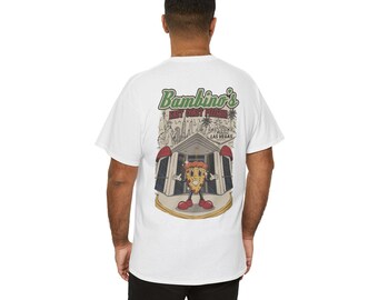 Puede incluir: Camiseta blanca con un estampado gráfico de un personaje de pizza de pie frente a un edificio con el texto "Bambino's Best Damn Pizza Las Vegas" en la parte posterior.