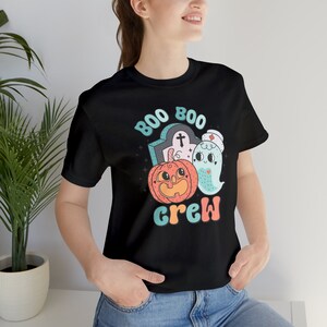 Camiseta de enfermera de Halloween, camisa de enfermera espeluznante, equipo Boo Boo, divertido, camisa de Halloween, temporada espeluznante, regalo de murciélagos fantasma retro vintage, gótico pastel imagen 5
