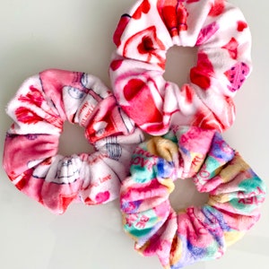 Super weiches Valentines Minky Scrunchies | Versenden von Liebe Postkarten | Bonbonherzen | Herzen | Minky Scrunchy Set