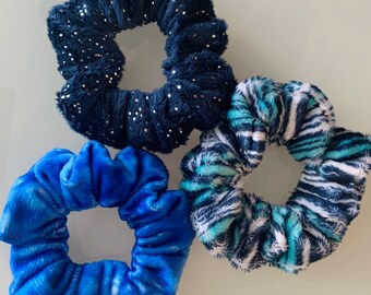 Mini scrunchies Minky super macios | Azul-marinho com glitter prateado e brilho | Azul-royal aquarela | Azul-marinho com listras brancas | Scrunchie Cuddle Minky