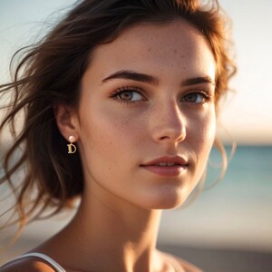 Pendientes iniciales/Pendientes de agua dulce/ Pendientes letra D/ Pendientes de oro/ Pendientes de perlas diminutas/ Pendientes minimalistas/ Pendientes delicados