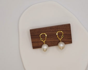 Gold Geometric Earrings with Baroque Pearl/ Gold or Silver Oval Pearl Earrings for Weddings/ Gold Diamond Pearl Earrings/Minimalist Earrings