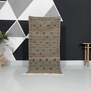 Small Moroccan rug, handmade Kilim Area rug, Kilim Area rug, Akhnif kilim taznakht, flat-weave kilim rugs, Grey rugs.
