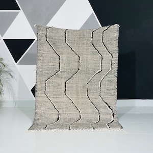 Flat Kilim rug, Berber rug, Handmade wool rug, Moroccan kilim rug, Solid rug, Flat rug, Sheep wool rug, Striped design rug.