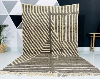 Handmade Taznakht Berber Rug: Moroccan Wool, Geometric Design (6.8 ft x 10.6 ft)