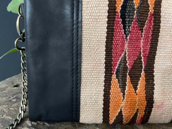 Clutch de lana marroquí hecho a mano: ribete de cuero, bolso