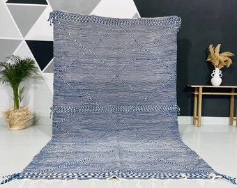 Tapis kilim marocain personnalisé, tapis berbère en laine bleu et blanc