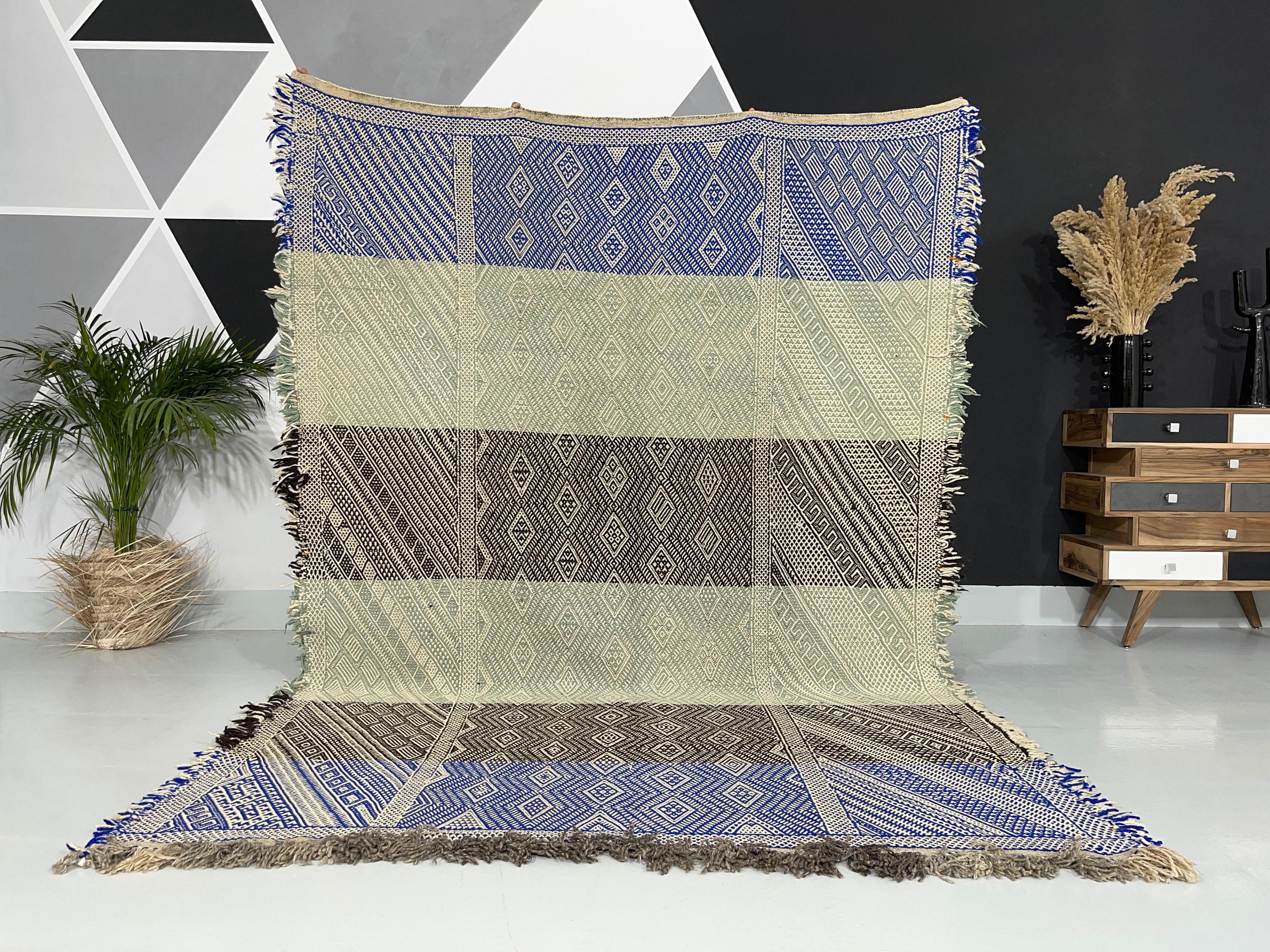 Handmade Moroccan Zanafi Kilim Rug: Geometric Berber Wool Carpet