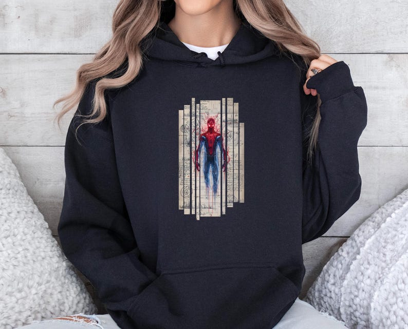 K&ouml;nnte beinhalten: Schwarzer Kapuzenpullover mit einem Spiderman-Motiv. Die Grafik zeigt Spiderman in einem rot-blauen Anzug, vor einem Hintergrund aus vertikalen Linien und Papier im Vintage-Stil. Der Kapuzenpullover hat eine Kordelkapuze und lange &Auml;rmel.