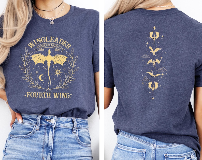 Pode incluir: Uma camiseta azul marinho com um gr&aacute;fico dourado de um drag&atilde;o e o texto "WINGLEADER", "RIDER'S QUADRANT" e "FOURTH WING". A parte de tr&aacute;s da camiseta tem um design vertical de cinco drag&otilde;es dourados.