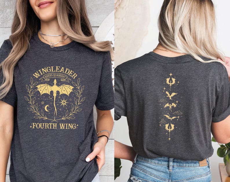 Pode incluir: Duas camisetas cinzas com um gr&aacute;fico de drag&atilde;o e o texto "Wingleader Riders Quadrant Fourth Wing". Uma camiseta tem uma fileira vertical de silhuetas de drag&otilde;es.