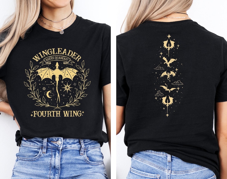 Pode incluir: Camiseta preta com texto e gr&aacute;fico dourados. A frente da camiseta diz "Wingleader Riders Quadrant Fourth Wing". As costas da camiseta t&ecirc;m um desenho vertical de cinco drag&otilde;es com estrelas e nuvens.