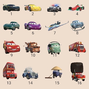 Puede incluir: Una colecci&oacute;n de diecis&eacute;is coches de dibujos animados en varios colores y dise&ntilde;os. Los coches incluyen un coche deportivo negro, un descapotable amarillo, un coche de polic&iacute;a, un coche de carreras, un coche vintage verde, un coche morado, un avi&oacute;n, un coche con esqu&iacute;s, un coche de carreras rojo, una gr&uacute;a, una furgoneta verde, un cami&oacute;n rojo, un autob&uacute;s de dos pisos rojo, un coche azul con una corona, un cami&oacute;n azul con un rastrillo y un coche rojo con un sombrero.