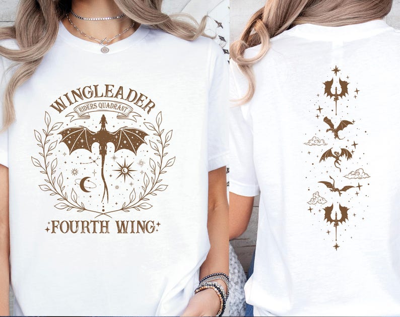 Pode incluir: Camiseta branca com um gr&aacute;fico marrom de um drag&atilde;o e o texto "Wingleader Riders Quadrant Fourth Wing". A parte de tr&aacute;s da camiseta tem uma linha vertical de cinco drag&otilde;es marrons.