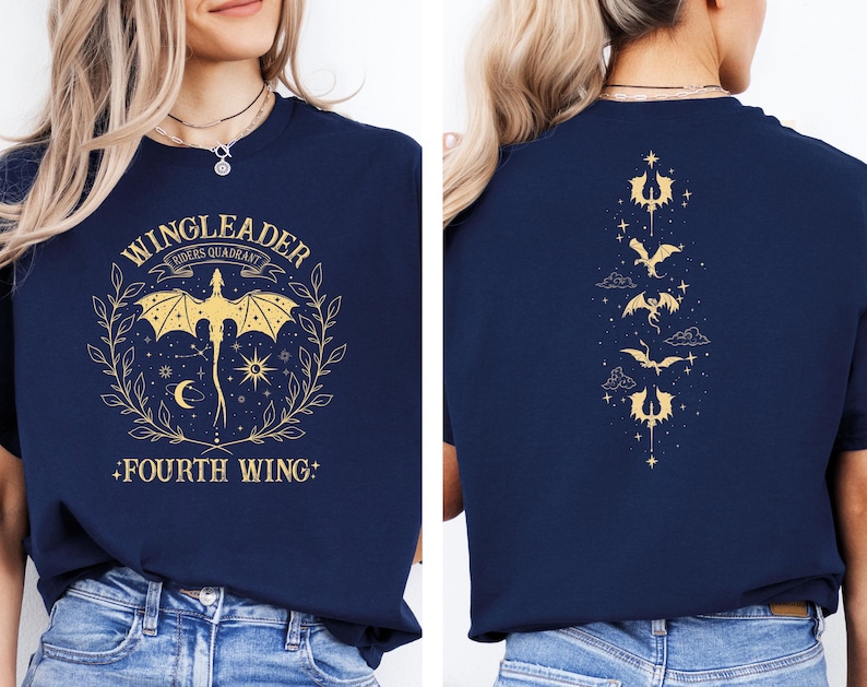 Pode incluir: Uma camiseta azul marinho com um gr&aacute;fico dourado de um drag&atilde;o e o texto "WINGLEADER RIDERS QUADRANT +FOURTH WING+"