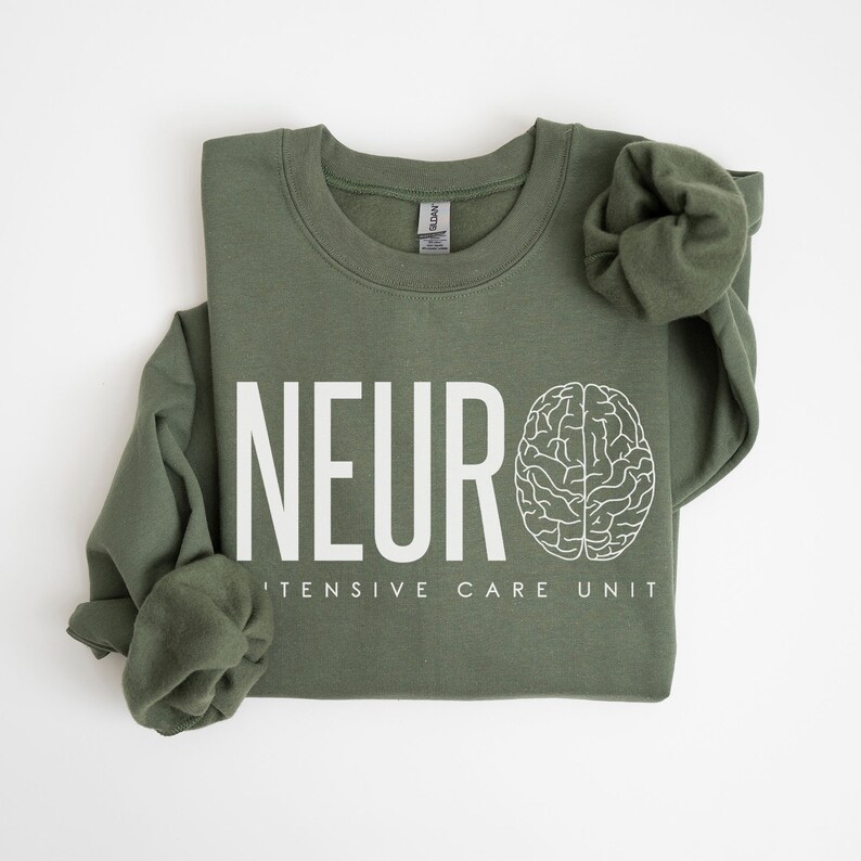 Puede incluir: Una sudadera verde con el texto "NEURO INTENSIVE CARE UNIT" y un contorno blanco de un cerebro.