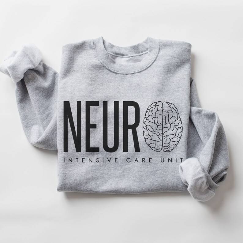 Puede incluir: Sudadera gris con el texto "NEURO INTENSIVE CARE UNIT" y un gr&aacute;fico de cerebro.