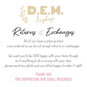 Puede incluir: Gr&aacute;fico de texto con las palabras "D.E.M. teeshop" en letras doradas con un dise&ntilde;o floral. El texto de abajo dice "Returns & Exchanges" en letras cursivas negras. El texto contin&uacute;a con informaci&oacute;n sobre la pol&iacute;tica de devoluciones e intercambios de la tienda.