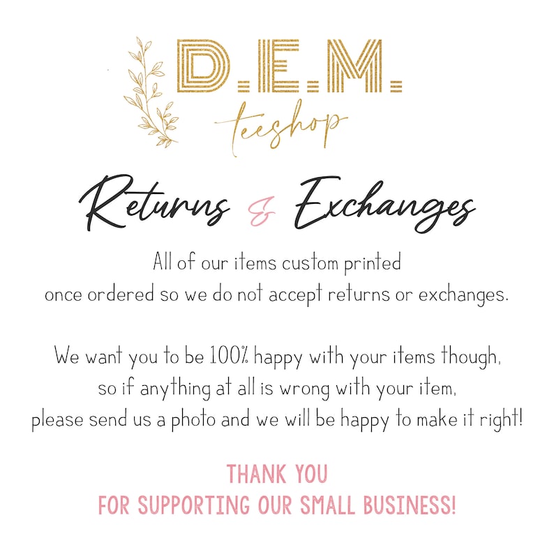 Puede incluir: Gr&aacute;fico de texto con las palabras "D.E.M. teeshop" en letras doradas con un dise&ntilde;o floral. El texto de abajo dice "Returns & Exchanges" en letras cursivas negras. El texto contin&uacute;a con informaci&oacute;n sobre la pol&iacute;tica de devoluciones e intercambios de la tienda.