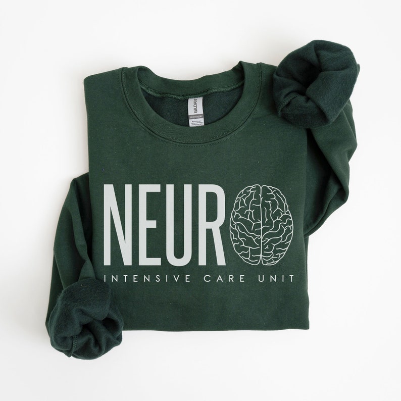 Puede incluir: Una sudadera verde oscuro con el texto "NEURO INTENSIVE CARE UNIT" y un contorno blanco de un cerebro.