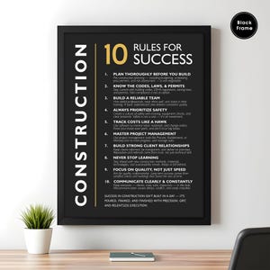 Peut inclure: Affiche encadrée en noir avec le mot "CONSTRUCTION" en blanc à la verticale à gauche. L'affiche énumère "10 RÈGLES POUR LE SUCCÈS" en jaune, y compris la planification, la sécurité et les relations clients. Le bas se lit "LE SUCCÈS DANS LA CONSTRUCTION NE SE FAIT PAS EN UN JOUR".