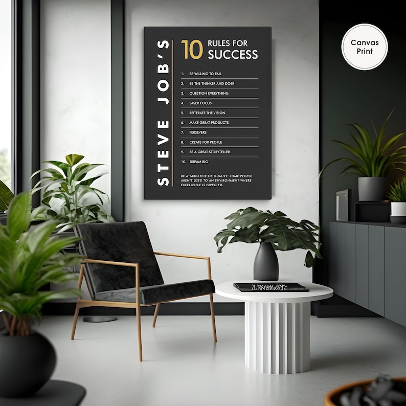 K&ouml;nnte beinhalten: Ein schwarzer und goldener Leinwanddruck mit dem Text "STEVE JOB'S 10 RULES FOR SUCCESS" und einer Liste von Erfolgsregeln. Der Druck ist gerahmt und h&auml;ngt an einer Wand.