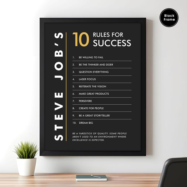 K&ouml;nnte beinhalten: Schwarz-goldener Motivationsposter mit dem Text "STEVE JOBS' 10 RULES FOR SUCCESS" und einer Liste von Erfolgsregeln. Der Poster hat einen schwarzen Rahmen.
