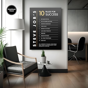K&ouml;nnte beinhalten: Ein schwarzes und goldenes Motivationsposter mit dem Text "STEVE JOB'S 10 RULES FOR SUCCESS" und einer Liste von Erfolgsregeln. Das Poster ist gerahmt und h&auml;ngt an einer Wand.