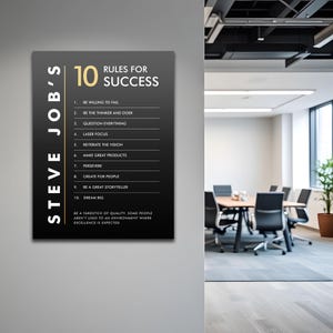 K&ouml;nnte beinhalten: Ein schwarzes und goldenes Motivationsposter mit dem Text "STEVE JOB'S 10 RULES FOR SUCCESS" und einer Liste von 10 Regeln f&uuml;r den Erfolg.