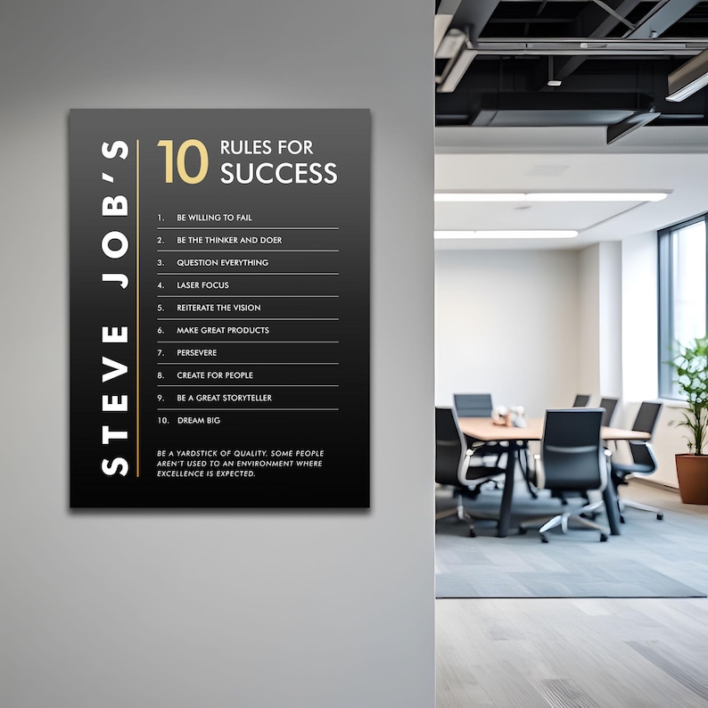 K&ouml;nnte beinhalten: Ein schwarzes und goldenes Motivationsposter mit dem Text "STEVE JOB'S 10 RULES FOR SUCCESS" und einer Liste von 10 Regeln f&uuml;r den Erfolg.