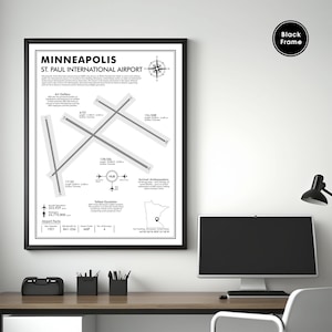Könnte beinhalten: Ein gerahmter Druck des Minneapolis St. Paul International Airport-Plans. Das Schwarz-Weiß-Diagramm enthält Start- und Landebahnen, Flughafeninformationen und eine Windrose. Der Rahmen ist schwarz.