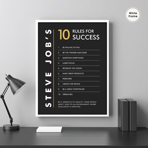 K&ouml;nnte beinhalten: Ein schwarz-wei&szlig;es Motivationsposter mit wei&szlig;em Rahmen. Das Poster zeigt ein Zitat von Steve Jobs mit 10 Regeln f&uuml;r den Erfolg. Der Text ist in goldener Schrift.