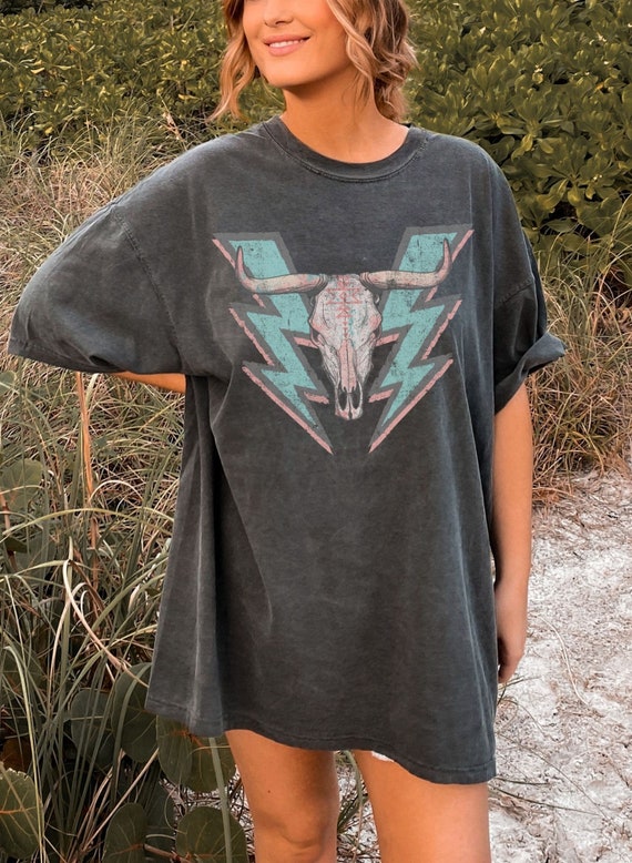 Comfort Colors Cow Skull Shirt Boho Western Shirt Trendy Western Graphic Tee Oversized Western T Shirt Country Concert Rodeo Shirt