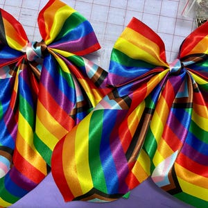 Progress Pride Flag HAIRBOW LGBTQ+ Gay Accessoire Satijnen Rainbow Hair Bow Handgemaakt Cadeau Idee Oversized Accessoires Stijl Pride Parade Outfit