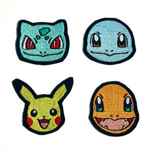 Op de afbeelding: Vier geborduurde patches met populaire personages. De patches bevatten Bulbasaur, Squirtle, Pikachu en Charmander. Elke patch heeft een zwarte rand en staat op een witte achtergrond. De personages zijn in hun kenmerkende kleuren.