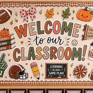 Può includere: Una bacheca rettangolare per aule scolastiche con la scritta "WELCOME to our CLASSROOM!" circondata da illustrazioni a tema autunnale tra cui un pallone da football, una zucca, libri, una matita e un gagliardetto con "TEAMWORK makes the DREAM WORK!"