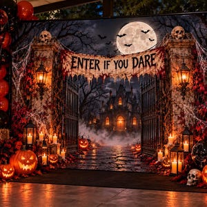 Può includere: Uno sfondo di Halloween con un cancello in pietra con la scritta ENTER IF YOU DARE, una luna piena e una casa stregata. La scena è decorata con palloncini neri e rossi, lanterne accese, zucche intagliate, teschi e ragnatele finte.