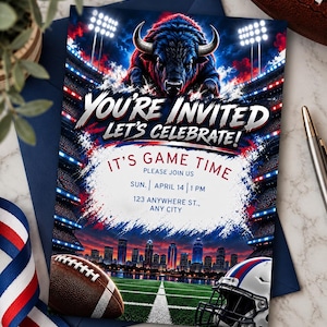 Pode incluir: Um convite retangular com um bisão, um estádio, uma bola de futebol americano e um capacete. O texto diz: YOU'RE INVITED LET'S CELEBRATE! IT'S GAME TIME PLEASE JOIN US SUN. APRIL 14 1 PM 123 ANYWHERE ST., ANY CITY.