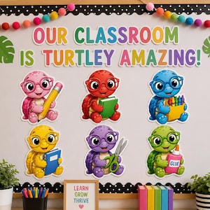 Puede incluir: Un tablón de anuncios escolar con el texto OUR CLASSROOM IS TURTLEY AMAZING! y seis tortugas de dibujos animados coloridas con gafas. Cada tortuga sostiene un material escolar: un lápiz, un libro, ceras, un cuaderno, tijeras o pegamento.