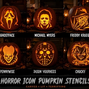 Pode incluir: Seis abóboras laranja esculpidas com ícones de filmes de terror: Ghostface, Michael Myers, Freddy Krueger, Pennywise, Jason Voorhees e Chucky. O texto diz HORROR ICON PUMPKIN STENCILS, CARVED, LIT, TERRIFYING. Cada abóbora é iluminada por dentro.