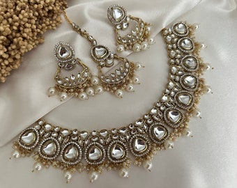 Perle Kundan Perlenkette Ohrringe Tikka/Kundan Halskette Set/Kundan Schmuckset/ungeschnittener Kundan Choker/Tyani Pachi Kundan Set Punjabi Schmuck