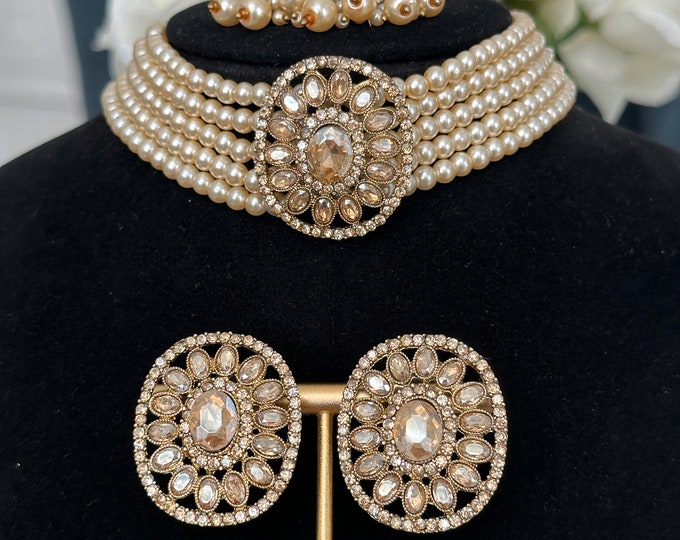 Multicolor Kundan and Pearl Choker Style Necklace Set with Earings and Mang Tikka