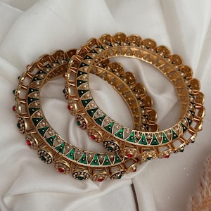 Goudkleurige Kada-set in Rajasthaanse stijl: menakari-details, traditionele Indiase armbanden